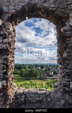 Villaggio Podzamcze visto dalle rovine del castello di Ogrodzieniec, parte dei nidi delle aquile castello sistema nel voivodato di Slesia della Polonia meridionale Foto Stock