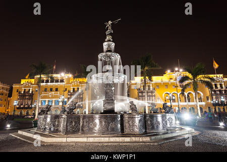 La fontana della Plaza Mayor a Lima in Perù Foto Stock