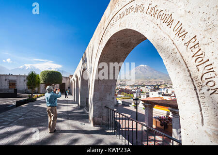 Decorate arch presso il punto di vista Yanahuara in Arequipa, Perù Foto Stock