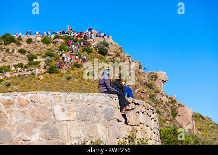 I turisti a Cruz del Condor Viewpoint, Canyon del Colca, Perù Foto Stock