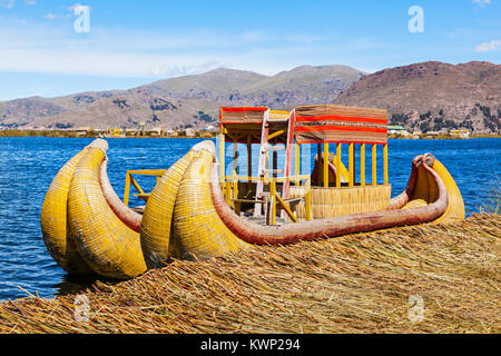 Totora barca sul lago Titicaca vicino a Puno, Perù Foto Stock