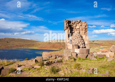 Sillustani è un pre-Inca terreno di sepoltura sulle rive del lago Umayo vicino a Puno in Perù Foto Stock