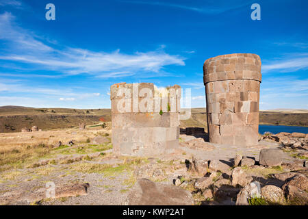 Sillustani è un pre-Inca terreno di sepoltura sulle rive del lago Umayo vicino a Puno in Perù Foto Stock