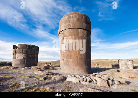 Sillustani è un pre-Inca terreno di sepoltura sulle rive del lago Umayo vicino a Puno in Perù Foto Stock