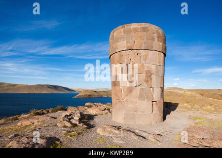 Sillustani è un pre-Inca terreno di sepoltura sulle rive del lago Umayo vicino a Puno in Perù Foto Stock