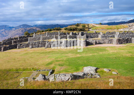 Saksaywaman è una cittadella in Cusco, Perù. È la storica capitale dell'impero Inca. Foto Stock