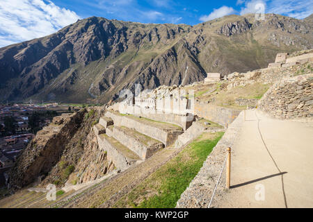 Rovine di Ollantaytambo. Ollantaytambo è una città e un Inca sito archeologico in Perù meridionale. Foto Stock