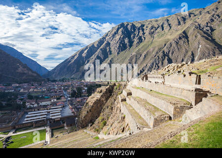 Rovine di Ollantaytambo. Ollantaytambo è una città e un Inca sito archeologico in Perù meridionale. Foto Stock