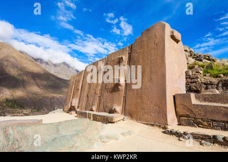 Ollantaytambo parete del sei monoliti (Sun tempio) ad Ollantaytambo, Perù. Foto Stock