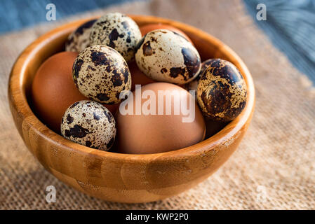 Fattoria fresco Uova marrone su sfondo rustico Foto Stock