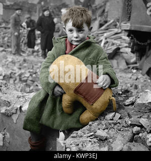 Vintage foto di un bambino tra le rovine di Londra durante il WW2 Foto Stock