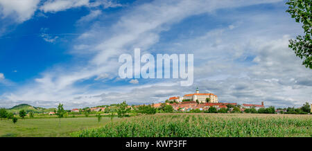 Mikulov castle e la città, a sud la regione della Moravia, Repubblica Ceca, Europa Foto Stock