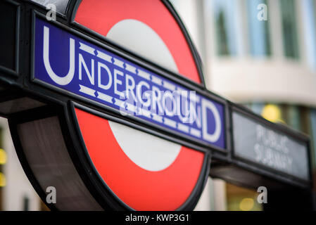 La metropolitana roundel segna il tubo di ingresso in stazione, Banca e Monumento stazioni, Londra, Inghilterra, novembre 2017. Foto Stock