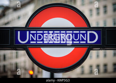 La metropolitana roundel segna il tubo di ingresso in stazione, Banca e Monumento stazioni, Londra, Inghilterra, novembre 2017. Foto Stock