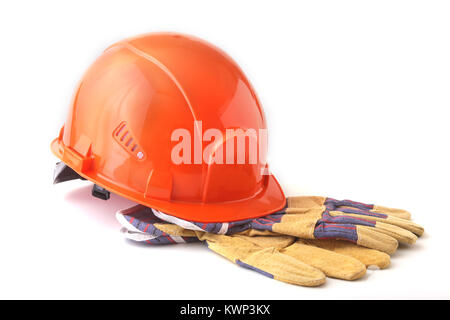 Orange elmetto, guanti di sicurezza su sfondo bianco. Casco di sicurezza. Foto Stock