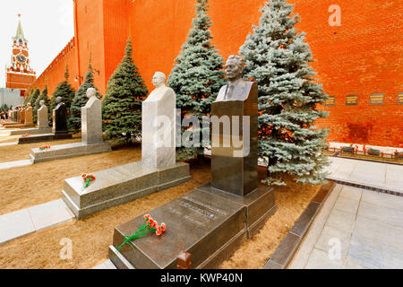 Mosca, Russia - 19 Aprile 2015: Viste di sepolture e Mausoleo di le mura del Cremlino necropoli. È stato indicato un distintivo protetto nel 1974. Foto Stock