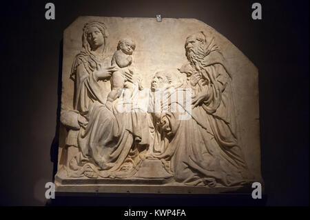 Bassorilievo Madonna con Bambino, San Antonio Abate e il Cardinale Antonio Casini di Jacopo della Quercia nel Museo dell'Opera Metropolitana nella storica Ce Foto Stock