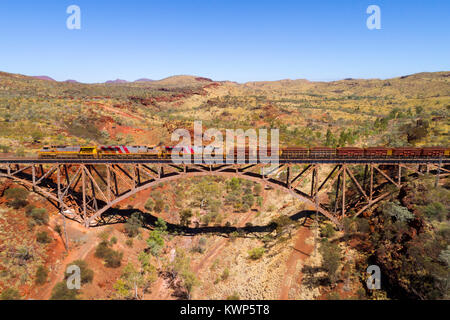 Il minerale di ferro treno attraversando la più grande proprietà privata campata singola ponte ferroviario nell'emisfero australe, Pilbara, Australia occidentale Foto Stock