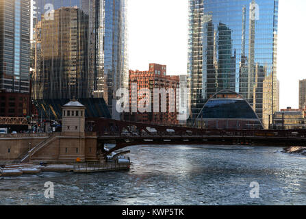 Gli inceppamenti di ghiaccio del fiume Chicago off Wolfs punto come pericolosamente basse temperature di gennaio mettere la città in una Deep Freeze. Foto Stock