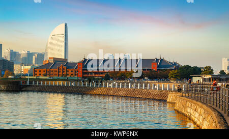 Area di Minatomirai con grattacieli di sera YOKOHAMA, Giappone - 24 novembre 2015: La Ak Foto Stock