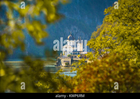 Paesaggio autunnale paesaggio con Mraconia monastero situato sulle rive del Danubio a Mehedinti county, Romania Foto Stock