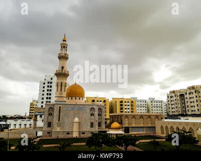 Al Khuwair Zawawi moschea vista destra davanti a Moscato strada principale in nuvoloso meteo avente bellissimo cielo con il verde Muscat Oman piove a Muscat Foto Stock