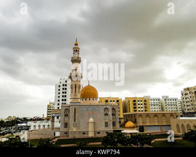 Al Khuwair Zawawi moschea vista destra davanti a Moscato strada principale in nuvoloso meteo avente bellissimo cielo con il verde Muscat Oman piove a Muscat Foto Stock