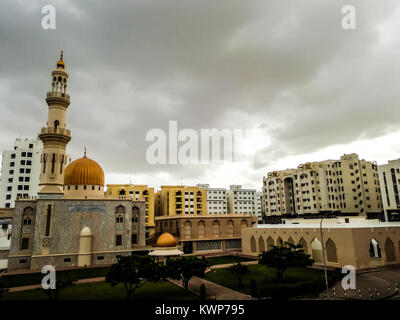 Al Khuwair Zawawi moschea vista destra davanti a Moscato strada principale in nuvoloso meteo avente bellissimo cielo con il verde Muscat Oman piove a Muscat Foto Stock