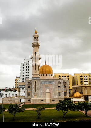 Al Khuwair Zawawi moschea vista destra davanti a Moscato strada principale in nuvoloso meteo avente bellissimo cielo con il verde Muscat Oman piove a Muscat Foto Stock