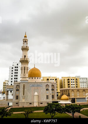 Al Khuwair Zawawi moschea vista destra davanti a Moscato strada principale in nuvoloso meteo avente bellissimo cielo con il verde Muscat Oman piove a Muscat Foto Stock