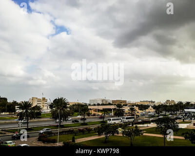 Al Khuwair Zawawi moschea vista destra davanti a Moscato strada principale in nuvoloso meteo avente bellissimo cielo con il verde Muscat Oman piove a Muscat Foto Stock