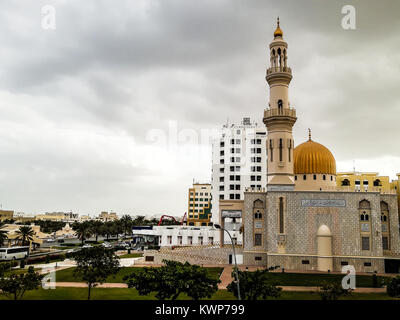 Al Khuwair Zawawi moschea vista destra davanti a Moscato strada principale in nuvoloso meteo avente bellissimo cielo con il verde Muscat Oman piove a Muscat Foto Stock