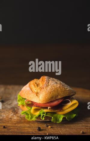 Vista ravvicinata di sandwich sulla tavola di legno sul tavolo Foto Stock