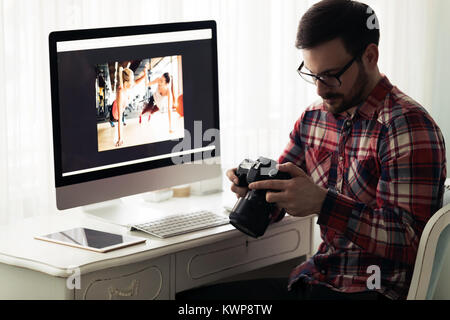 Bel giovane designer che lavorano sul progetto sul computer Foto Stock