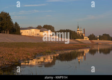 Quay fiume Sukhona i raggi del sole al tramonto nella città di Veliky Ustyug, Vologda regione, Russia Foto Stock