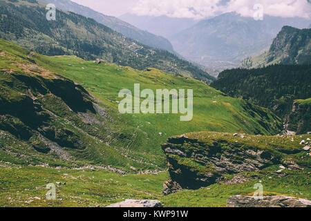 Le maestose montagne rocciose coperto con erba verde e moss in Himalaya indiano, Rohtang Pass Foto Stock