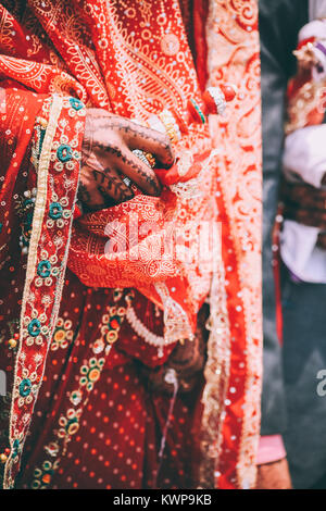 Ritagliato colpo di persona nel tradizionale festosa vestiti azienda ruota di preghiera, Himalaya indiano, Rohtang Pass Foto Stock