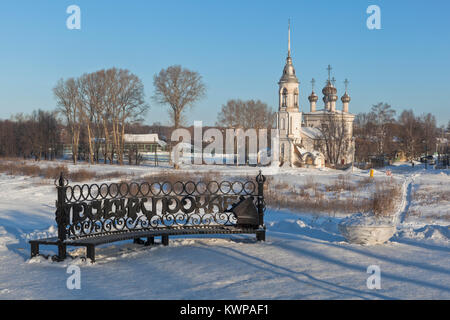 Vologda, Russia - 6 Febbraio 2017: banco con la scritta "Let's sit, pookaem' lungo gli argini dei fiumi Vologda e veduta della Chiesa della Candelora Foto Stock