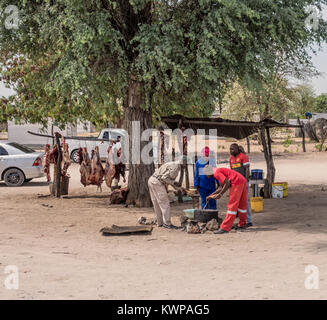 La Namibia rurale, Ottobre 2017 - un macellaio stradale e cookhouse Foto Stock