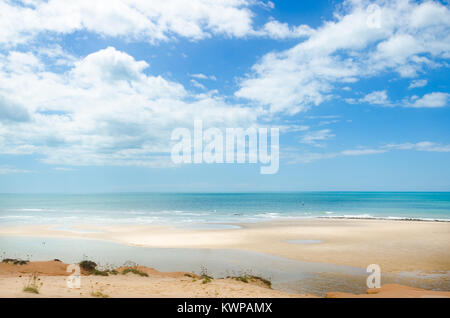 Vista di Canoa Quebrada orange scogliere e spiaggia di sabbia bianca Foto Stock