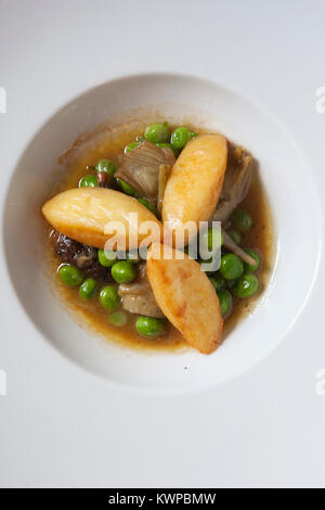 Francia,Lourmarin, ristorante La Feniere. Travi, carciofi e raviolis Foto Stock