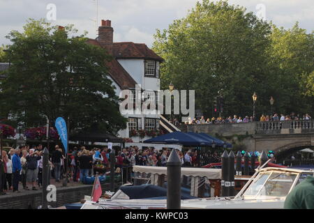 Una gara per la carità il Club annuale al Pub nuotare - Henley on Thames, Regno Unito Foto Stock