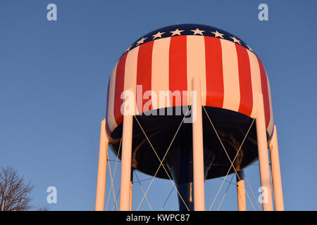 Rosso, bianco e blu water tower a Bowling Green, Kentucky Foto Stock