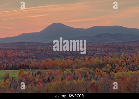 Katahdin in autunno visto da Patten, Maine. Foto Stock