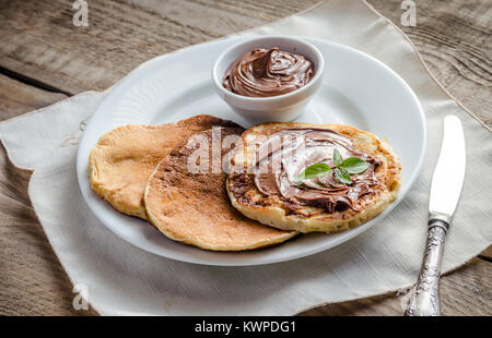 Frittelle con crema al cioccolato Foto Stock