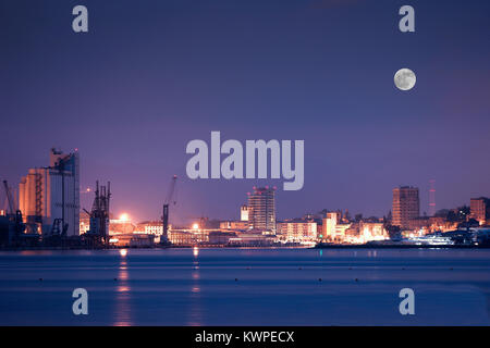 Vista notturna di Savona con il mare di primo piano e di Luna in background Foto Stock