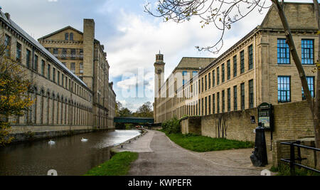 Salts Mill edifici divisi per il Leeds Liverpool Canal in Saltaire, West Yorkshire. Foto Stock