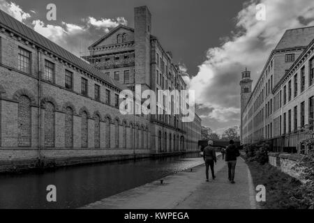 Monocromatico. Salts Mill in Saltaire, un sito del patrimonio mondiale nel West Yorkshire. La Leeds Liverpool canale scorre tra gli edifici. Foto Stock