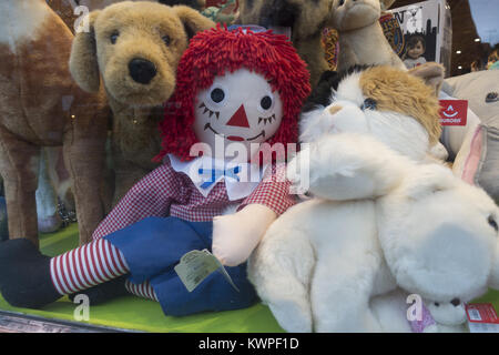 Animali imbalsamati lungo con Raggedy Andy in un negozio di giocattoli nella finestra di Brooklyn, New York. Foto Stock