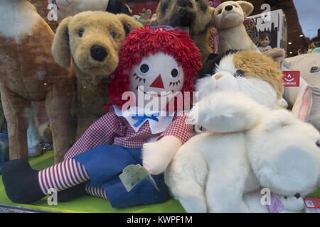 Animali imbalsamati lungo con Raggedy Andy in un negozio di giocattoli nella finestra di Brooklyn, New York. Foto Stock